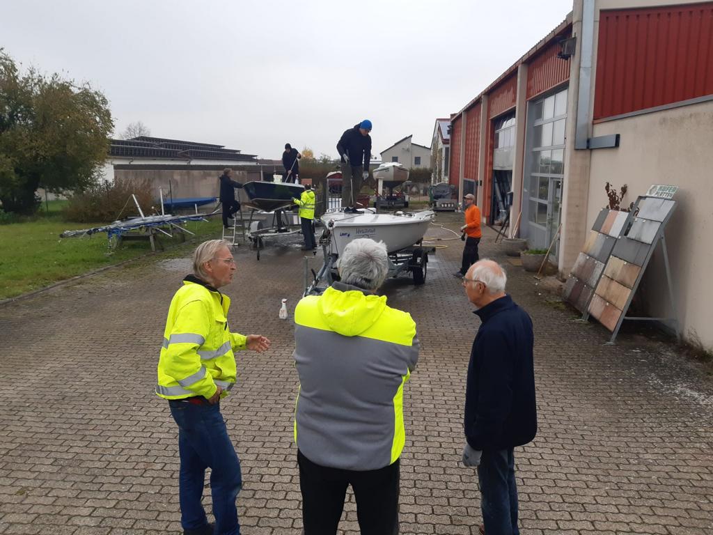 Reiniger der Boote unter Aufsicht